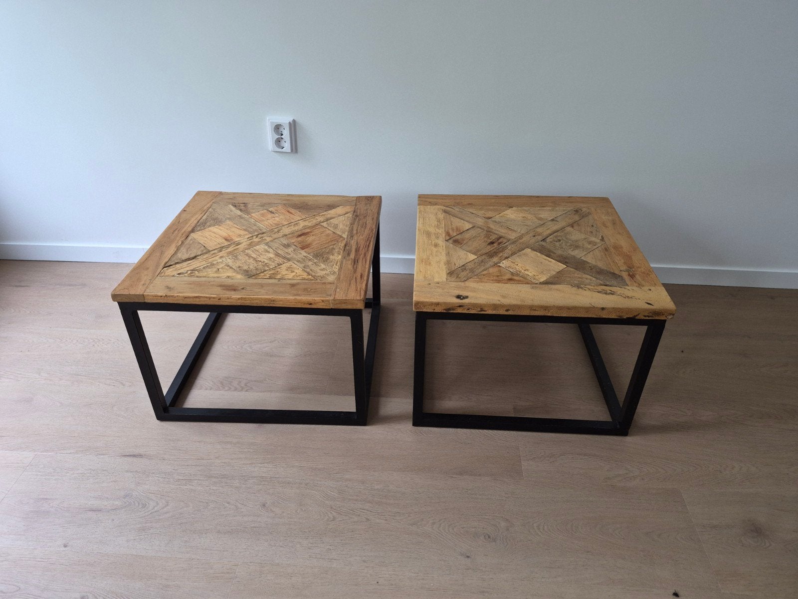 Set van 2 industriële salontafels met houten blad, Huis en Inrichting, 50 tot 100 cm, Vierkant, Industrieel, Modern, 50 tot 100 cm