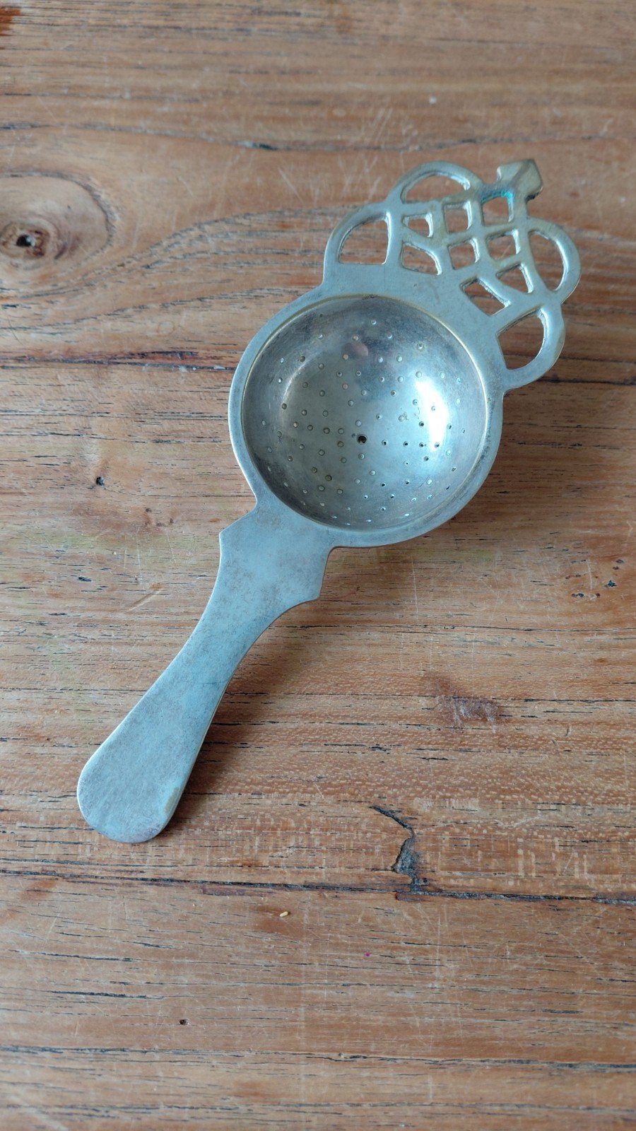 Vintage theezeefje met sierlijk handvat