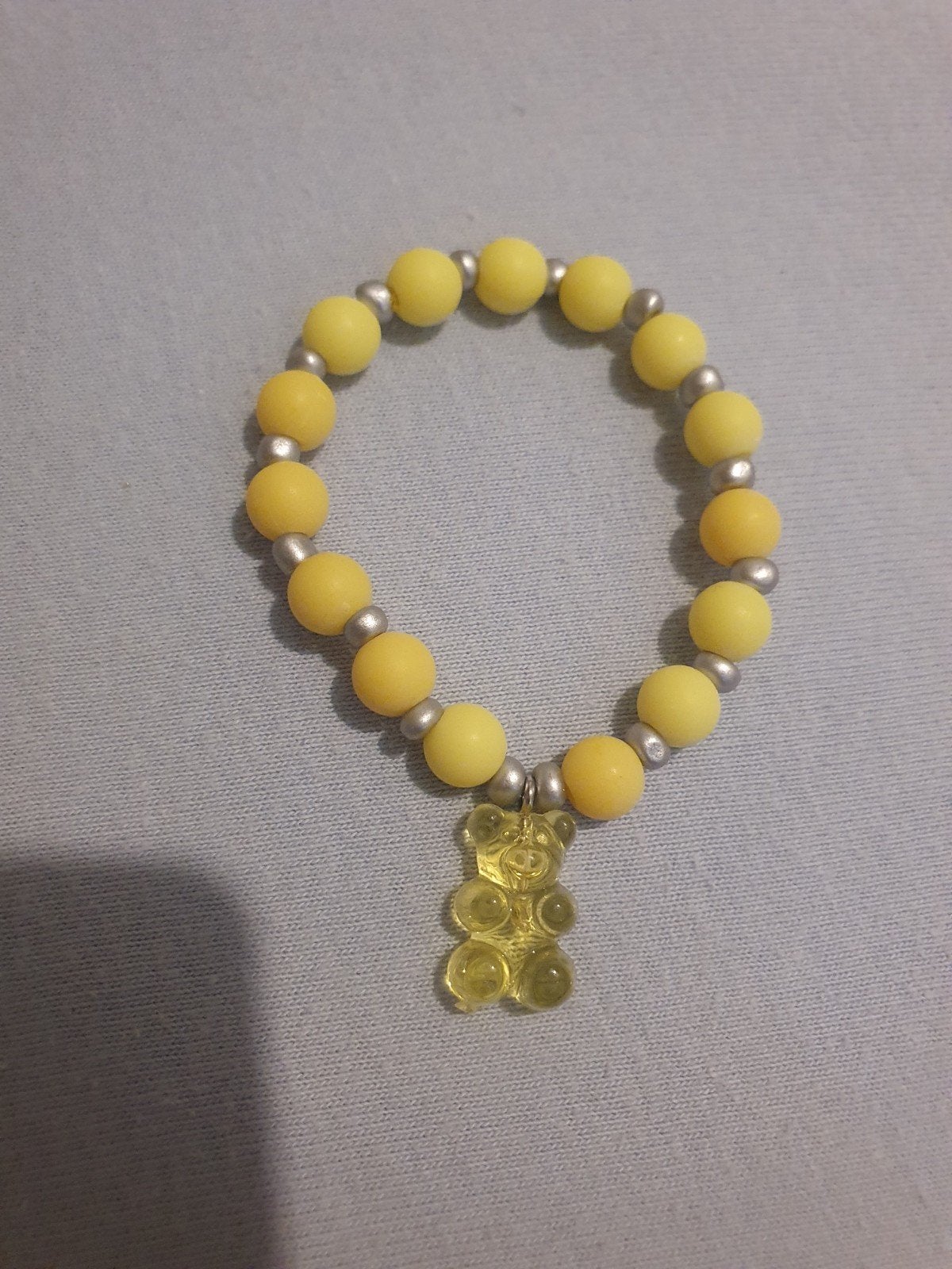 Geel armbandje met Gummy Bear bedel, Geel, Kunststof of Plastic, Ophalen of Verzenden, Zo goed als nieuw