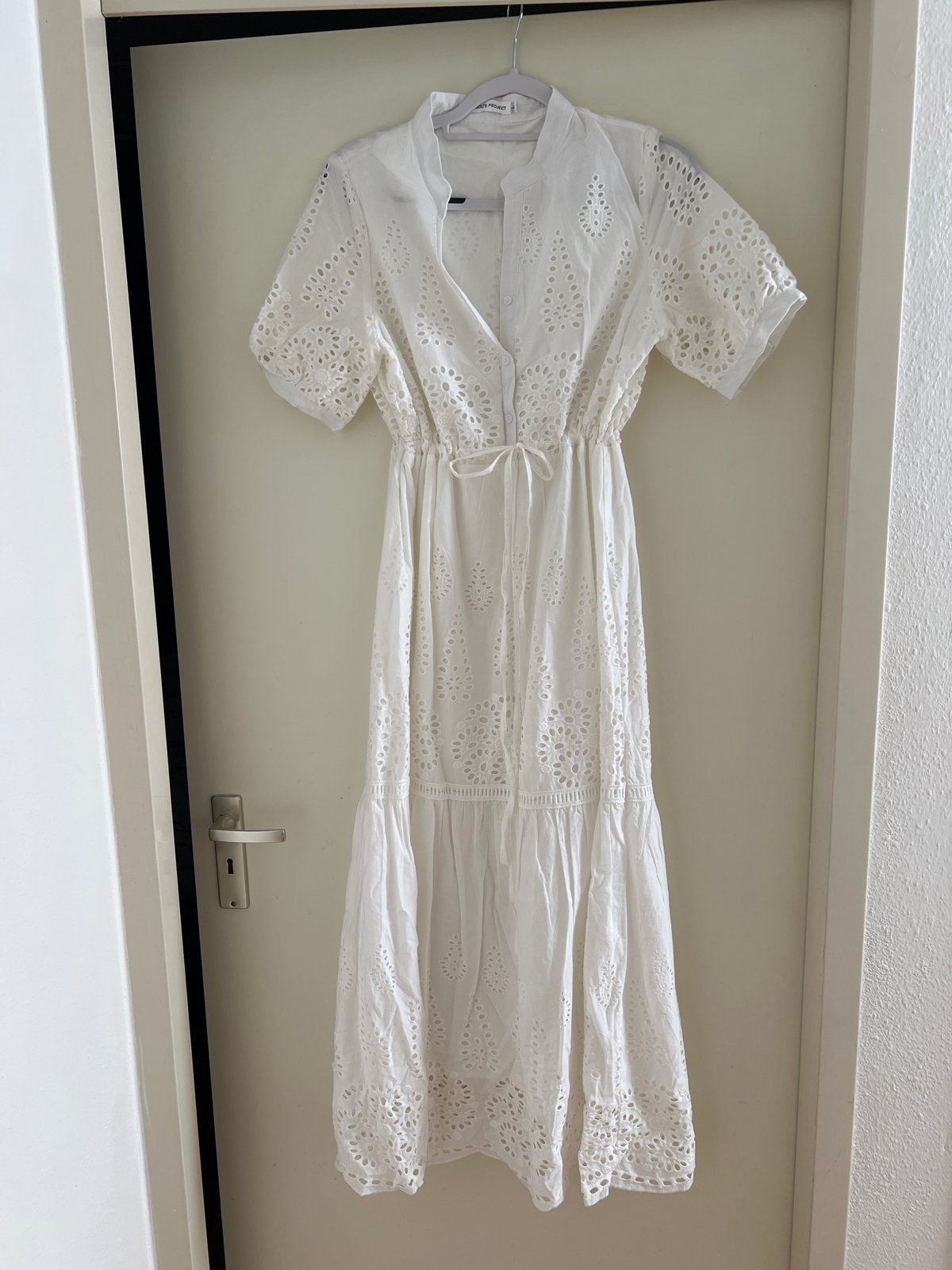 Nieuwe witte broderie jurk - Bisou's Project - Maat 38/40, Kleding | Dames, Jurken, Maat 38/40 (M), Wit, Nieuw, Ophalen of Verzenden