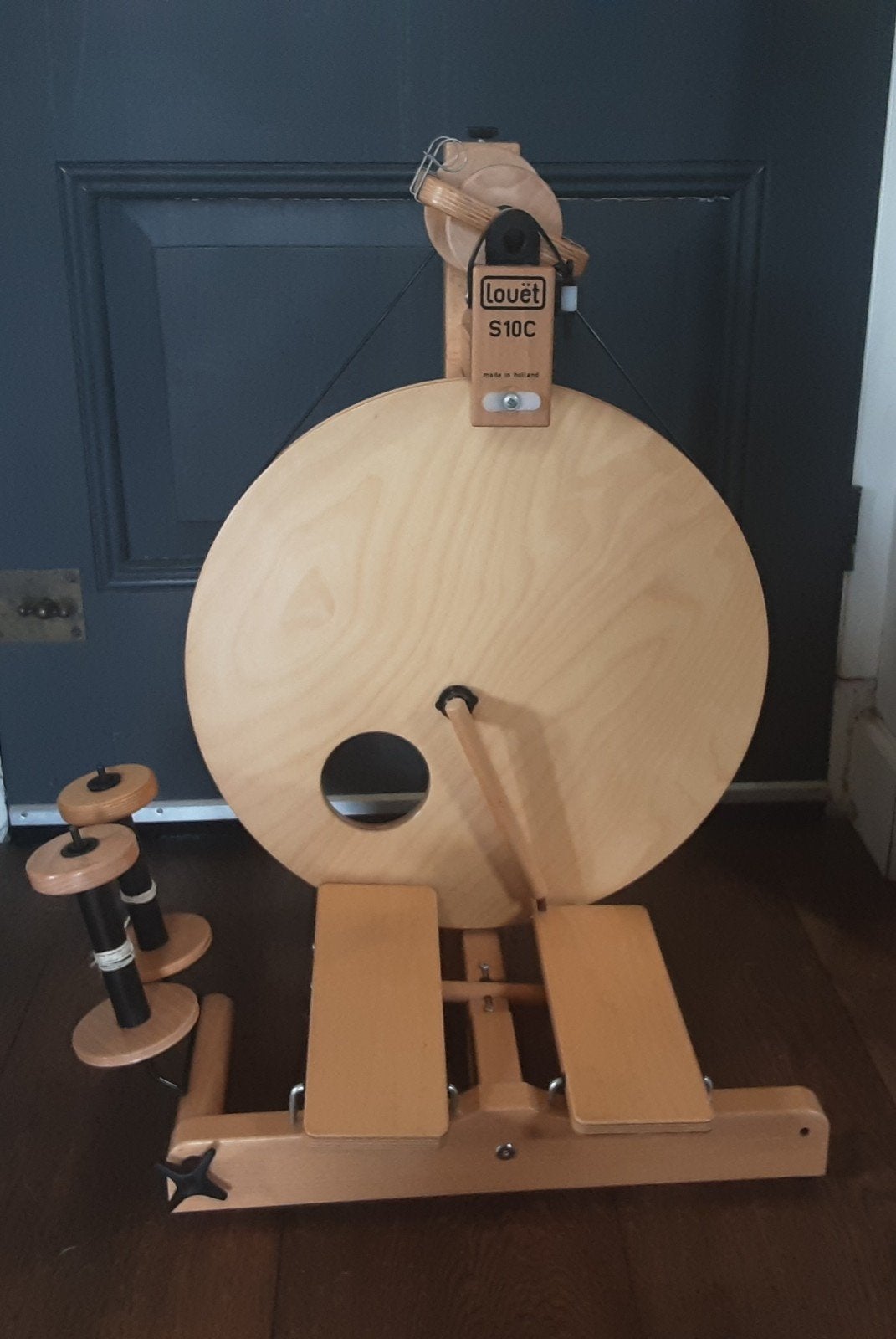 spinnewiel  louet dubbeltraps S10 + 3 spoelen nieuwstaat, Ophalen, Spinnewiel