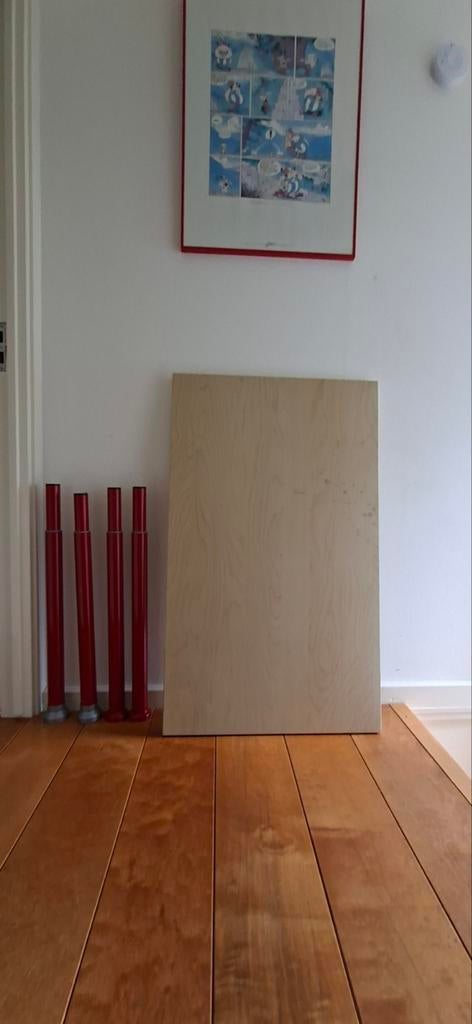 Ikea bureau. In hoogte verstelbaar. Gratis, Huis en Inrichting, Stoffering | Vloerbedekking, Ophalen