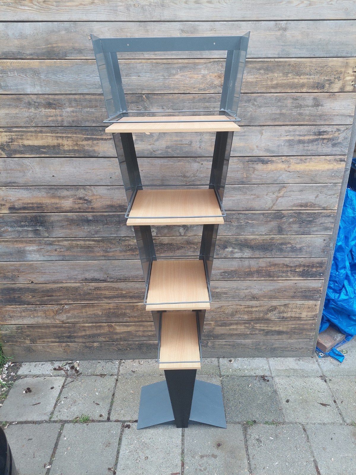 Metalen winkel display met houten schappen, Ophalen, Zo goed als nieuw