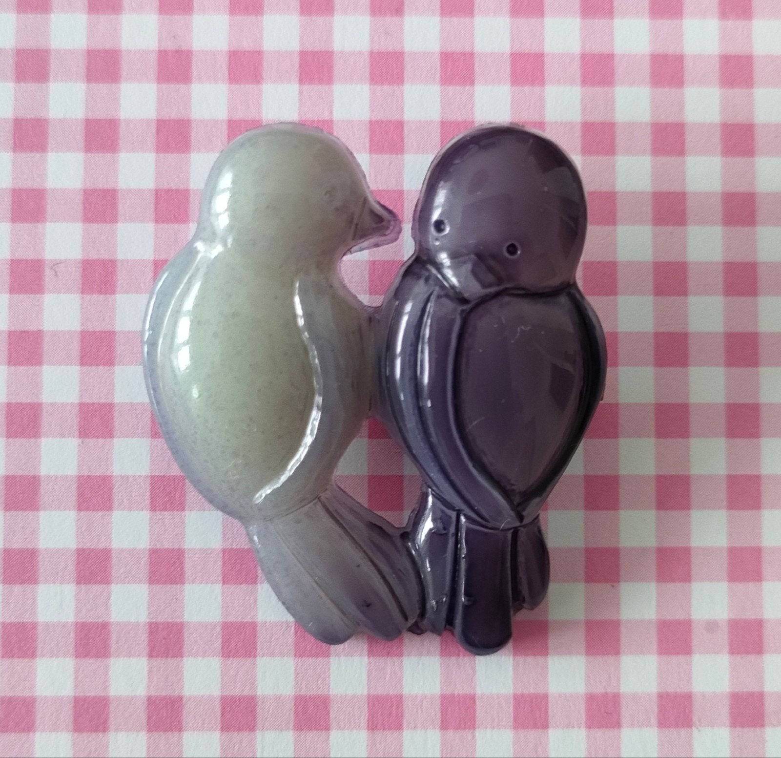 Vintage jaren '90 paars grijze kunststof vogel broche., Ophalen of Verzenden, Zo goed als nieuw, Paars, Overige materialen