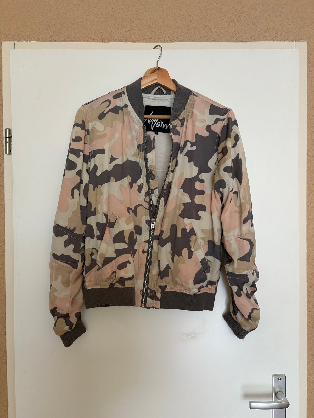 Amy & Ivy Bomberjack - Camouflage Roze/Grijs Maat M, Kleding | Dames, Ophalen of Verzenden, Zo goed als nieuw, Maat 38/40 (M)
