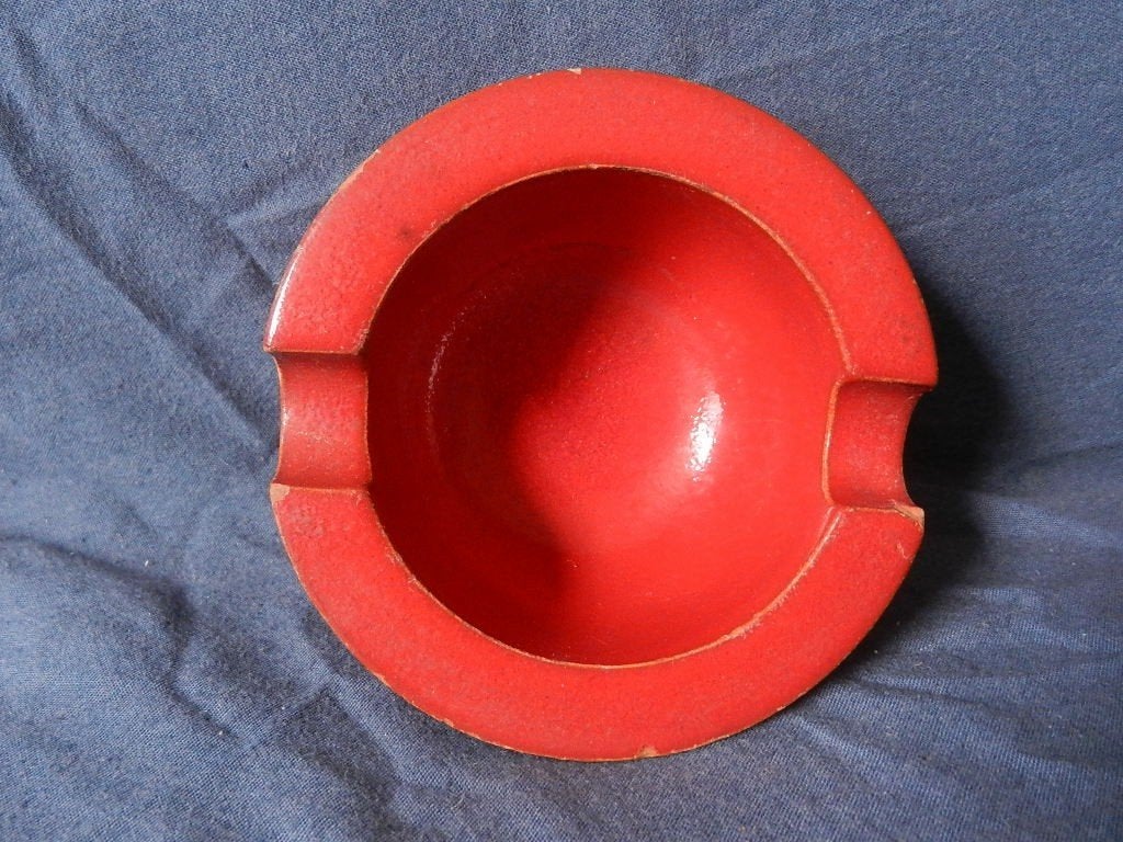 Rood geglazuurde asbak ADCO Groningen d. 10,6 cm. model 311, Ophalen of Verzenden