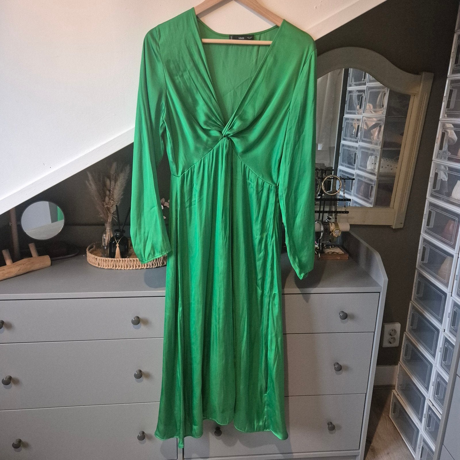 Mango satijnachtige midi-jurk met knoopdetail – Maat M, Maat 38/40 (M), Mango, Ophalen of Verzenden, Zo goed als nieuw