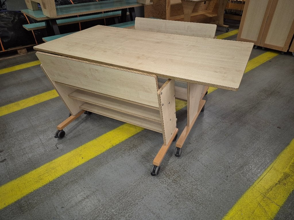 Den Hartog hoogzitset: grote tafel met 2 bankjes - KDV, Ophalen of Verzenden, Zo goed als nieuw, Tafel(s) en Stoel(en)