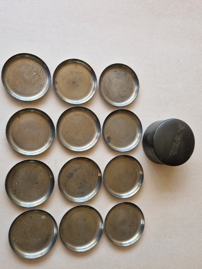 12 tinnen onderzetters in tinnen houder. Loch & Co., Ophalen of Verzenden