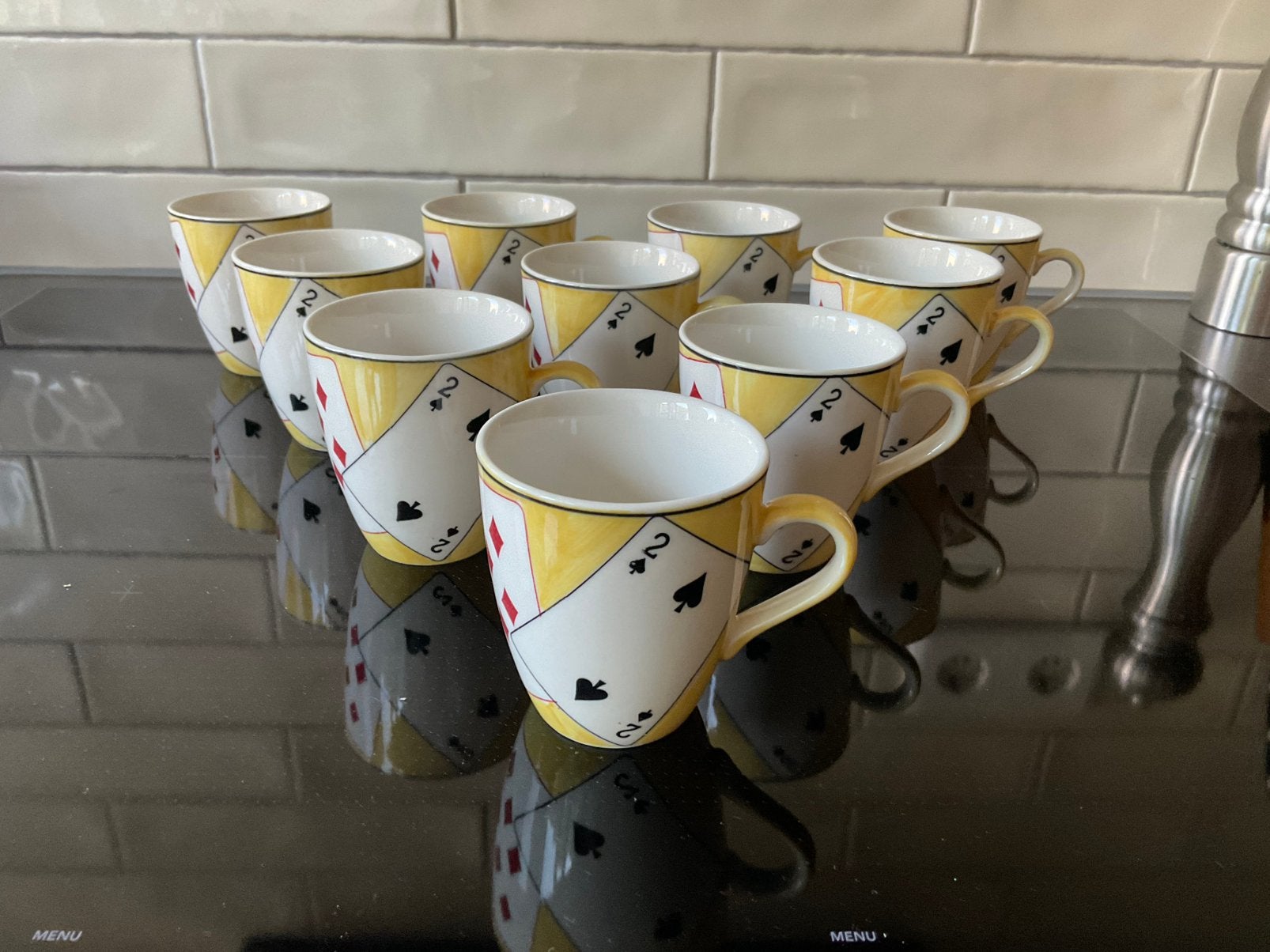 Vic’s Design koffiekopjes met kaartmotief, nieuwstaat! (6), Keramiek, Ophalen of Verzenden, Zo goed als nieuw, Overige stijlen