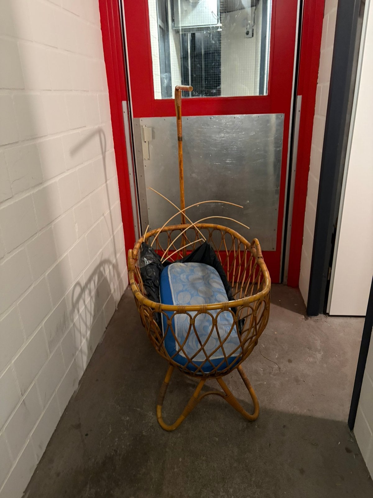 Rotan wiegje met hemeltje, Kinderen en Baby's, Ophalen, Zo goed als nieuw, Minder dan 140 cm, Minder dan 70 cm