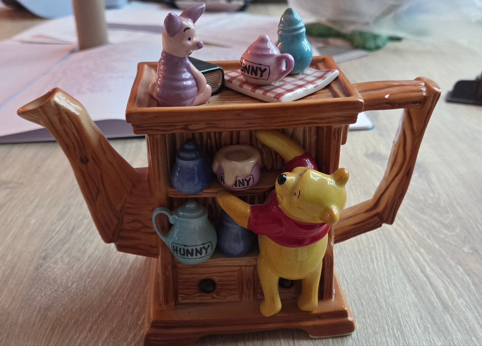 Disney Showcase Winnie de Poeh Theepot Beeldje 2000, Ophalen of Verzenden, Winnie de Poeh of vrienden, Zo goed als nieuw, Beeldje of Figuurtje