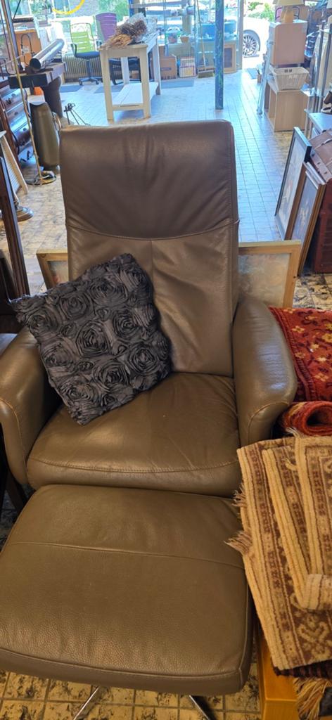 Comfortabele leren relaxfauteuil met voetenbank, Huis en Inrichting, Stoelen, Ophalen, Gebruikt, Bruin, Modern, Comfort