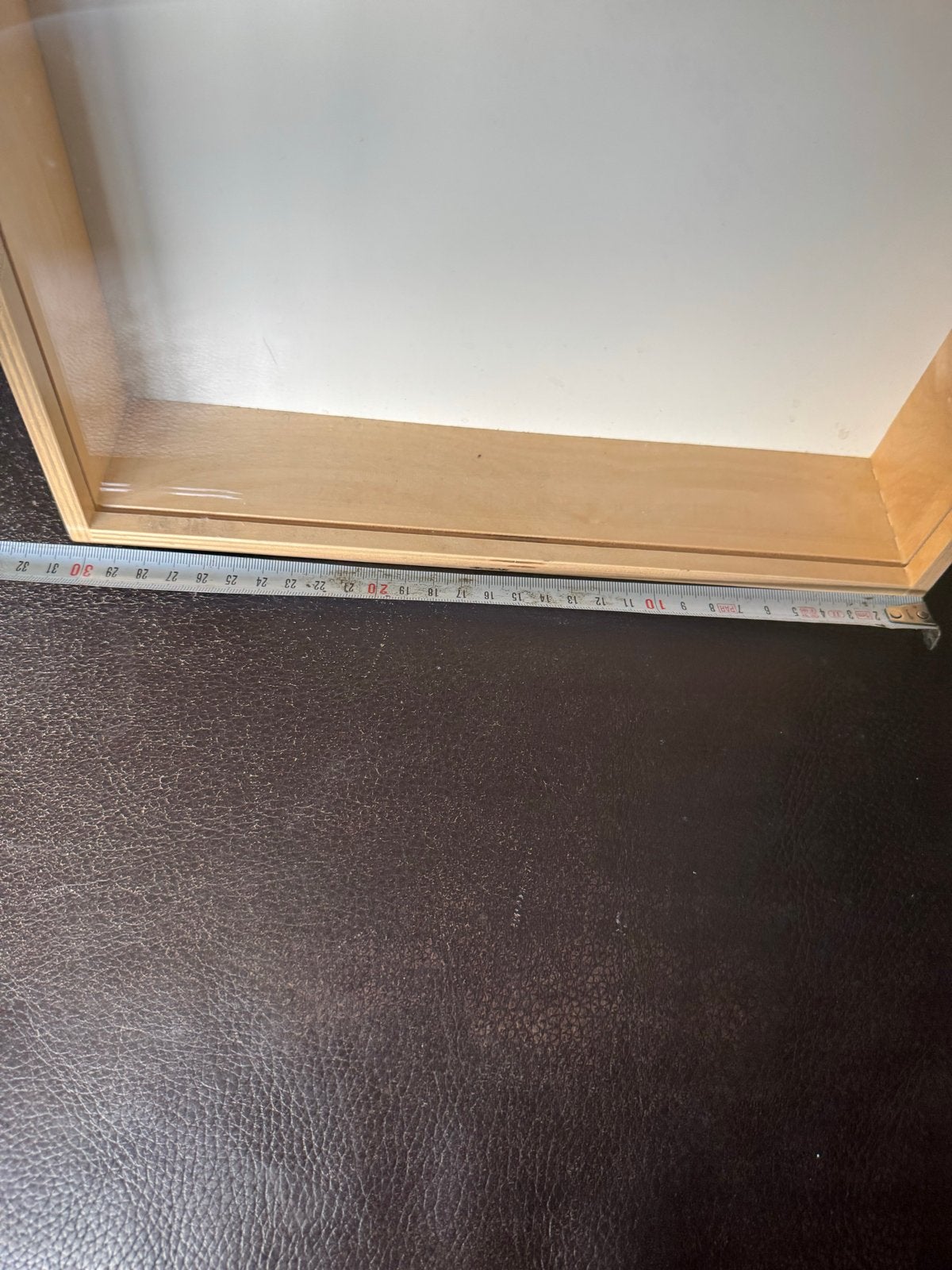 Houten vitrine kastje met plexiglas schuifdeksel, Ophalen, Met plank(en), Minder dan 50 cm, Gebruikt