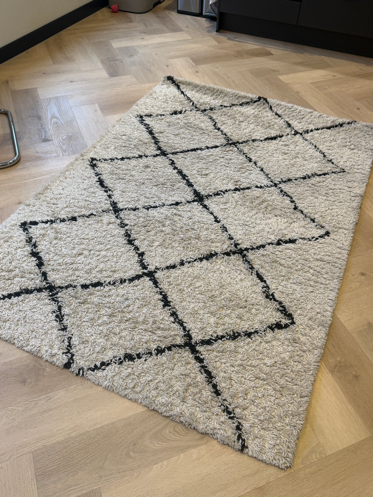 Hoogpolig vloerkleed beige/crème met zwart patroon, Ophalen, Gebruikt, 100 tot 150 cm, 150 tot 200 cm