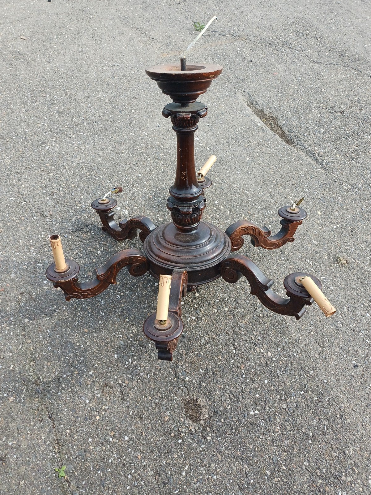 Houten kroonluchter., Ophalen