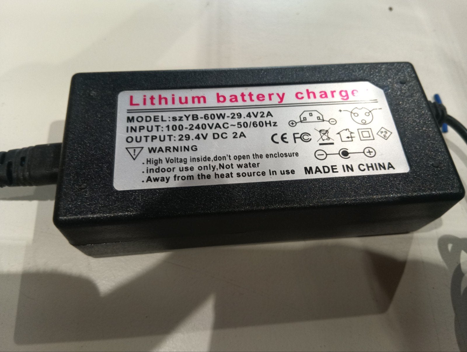 Oplader voor een elektrische step. Uitgang: 29,4V / 2A. Gesc, Ophalen