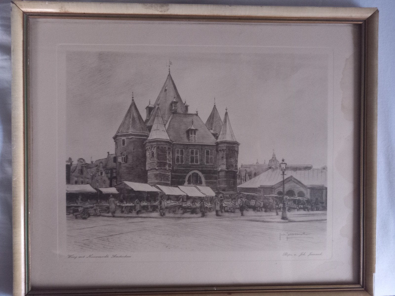 prent Nieuwmarkt met waag te Amsterdam door Joh Josseaud, Antiek en Kunst, Kunst | Tekeningen en Foto's, Ophalen of Verzenden