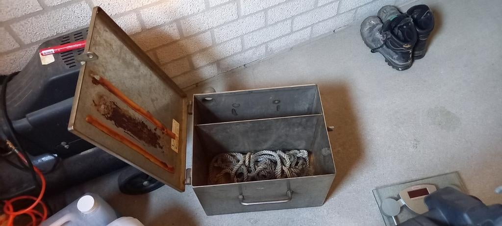 Robuuste metalen gereedschapsbak/accubak voor RV/camper, Doe-het-zelf en Verbouw, Ophalen, Gebruikt