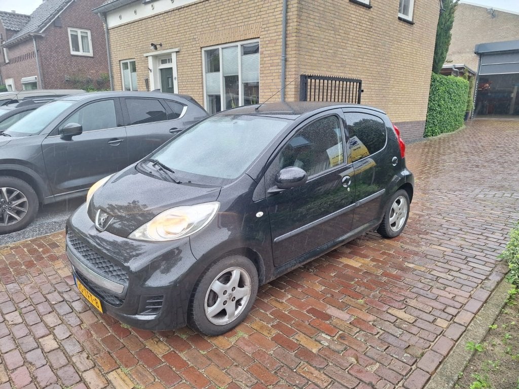 Peugeot 107 1.0-12V Black & Sil. (bj 2012), Voorwielaandrijving, Euro 5, 4 stoelen, Origineel Nederlands