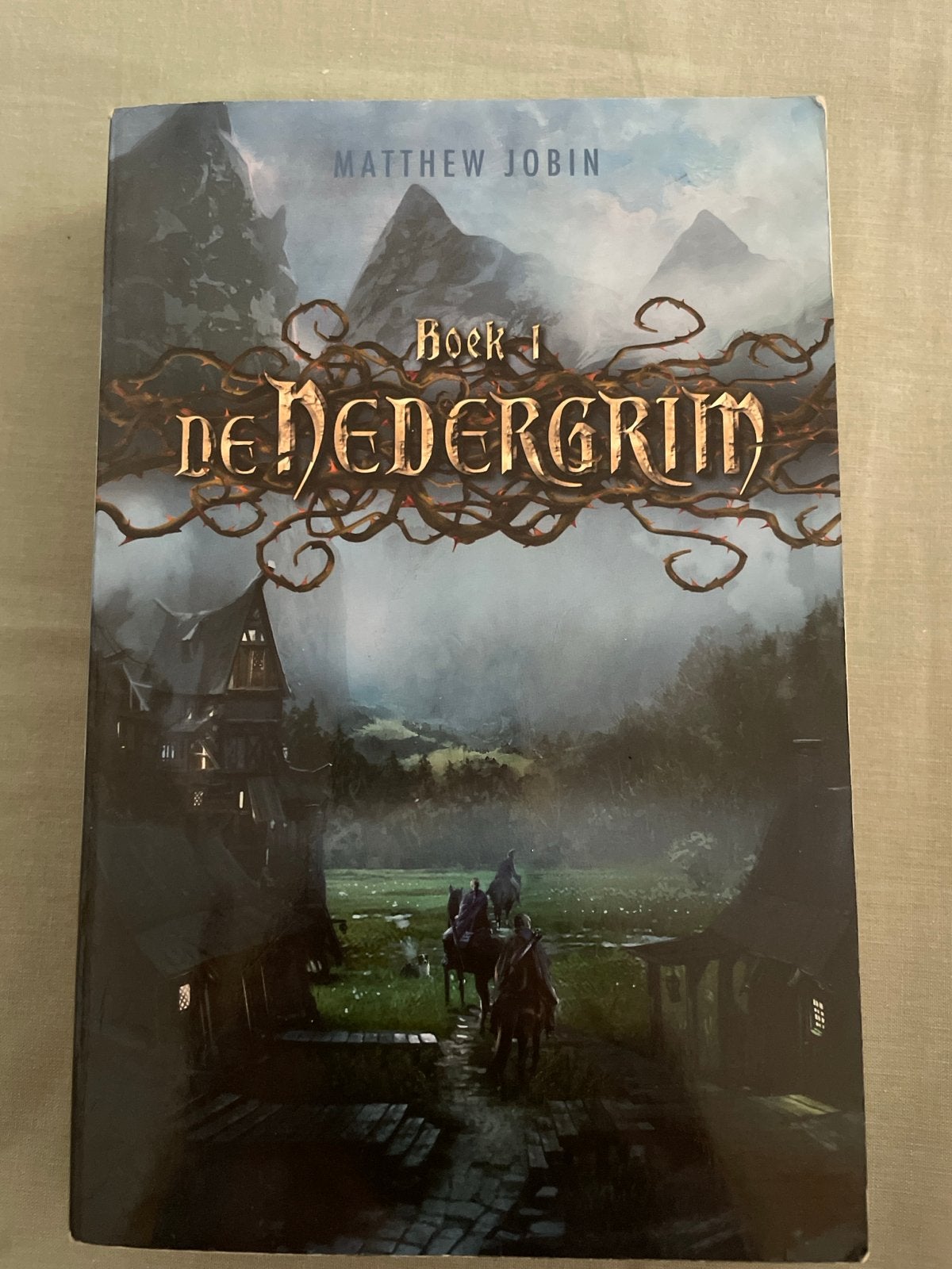 De Nedergrim - Boek 1 door Matthew Jobin, Boeken, Ophalen of Verzenden, Gelezen