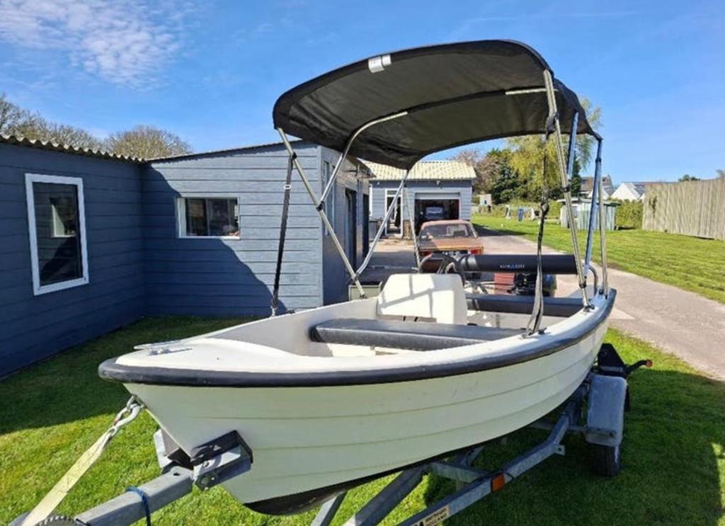 Mooie console boot 3,9m met buitenboordmotor en trailer, Ophalen, Gebruikt, Buitenboordmotor