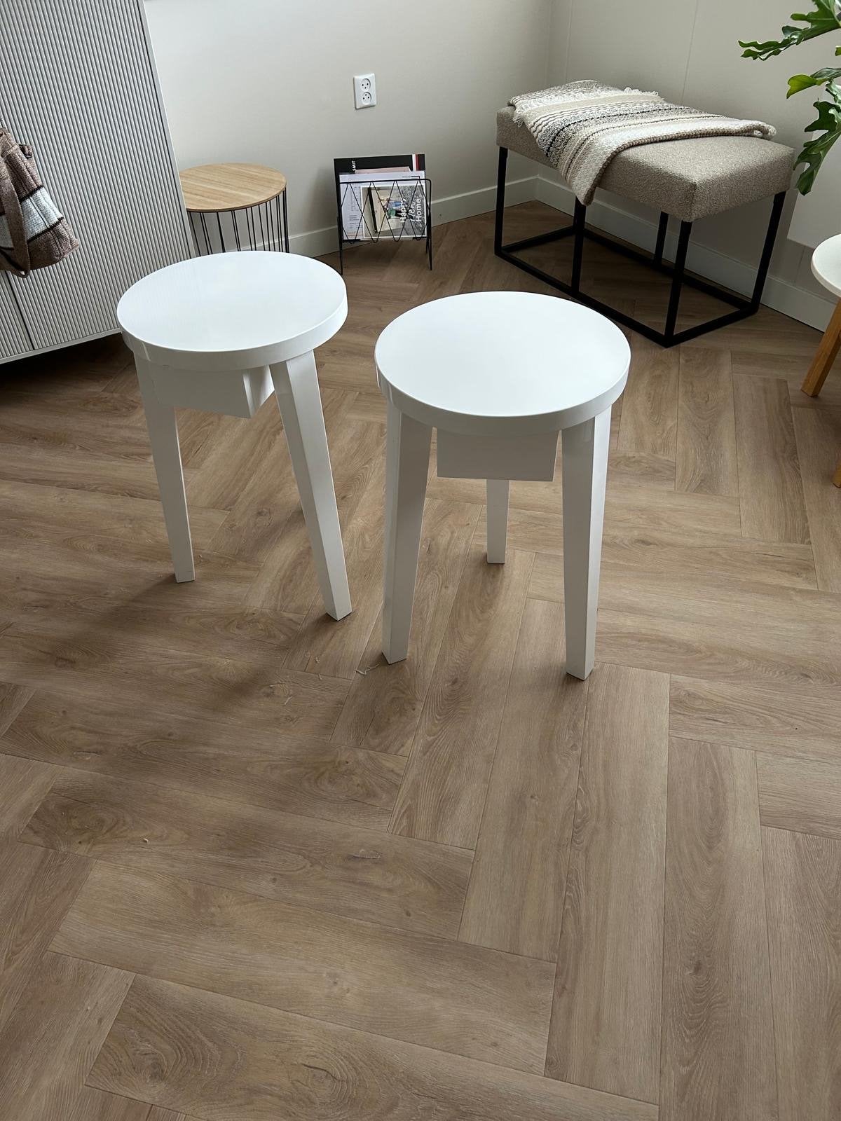 2x Hoogglans witte nachtkastjes/bijzettafeltjes MDF, Overige materialen, Minder dan 55 cm, Gebruikt, Rond