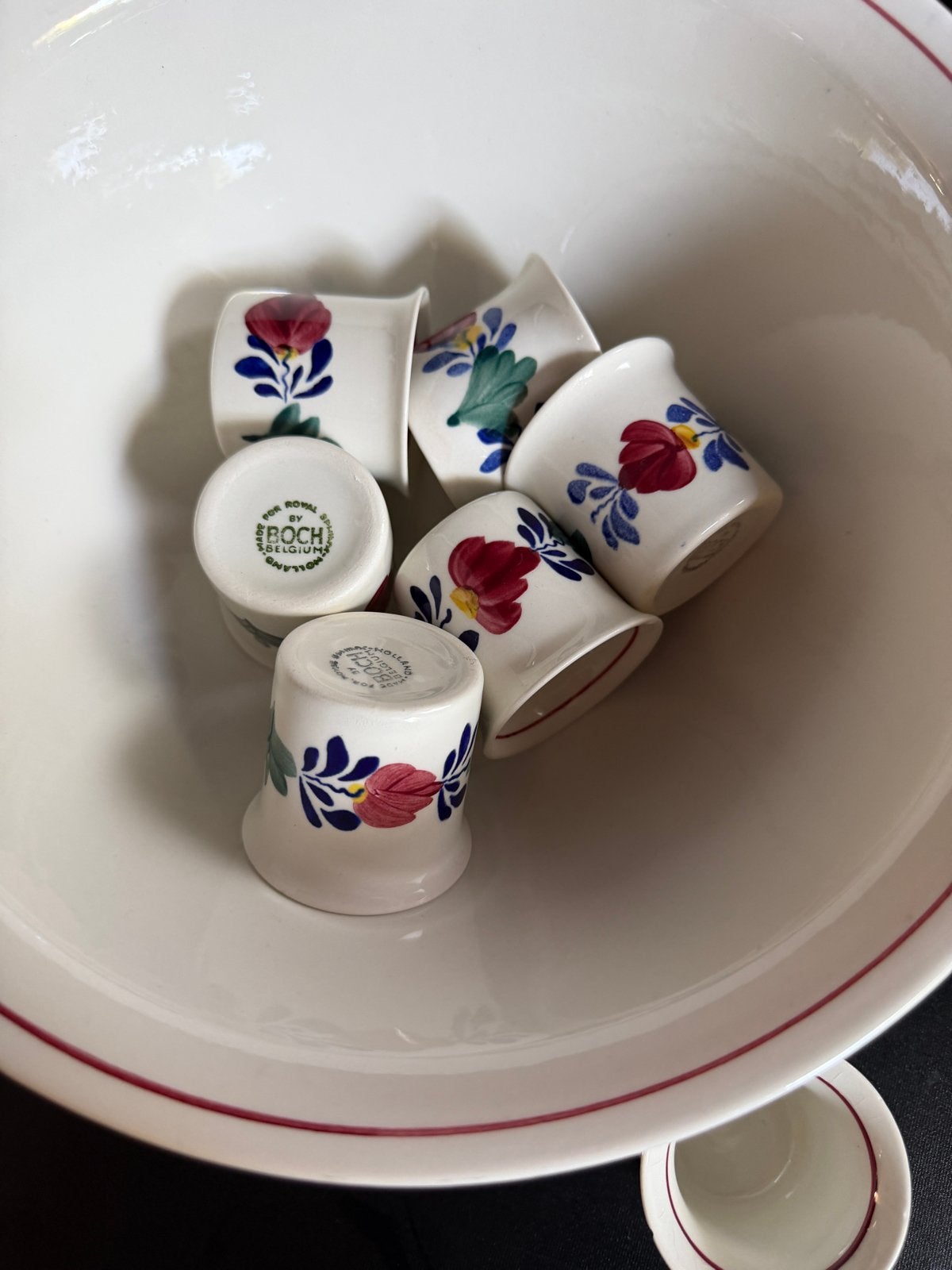 Grote schaal met 7 Boch Frères eierdopjes, bloemmotief, Antiek en Kunst, Ophalen