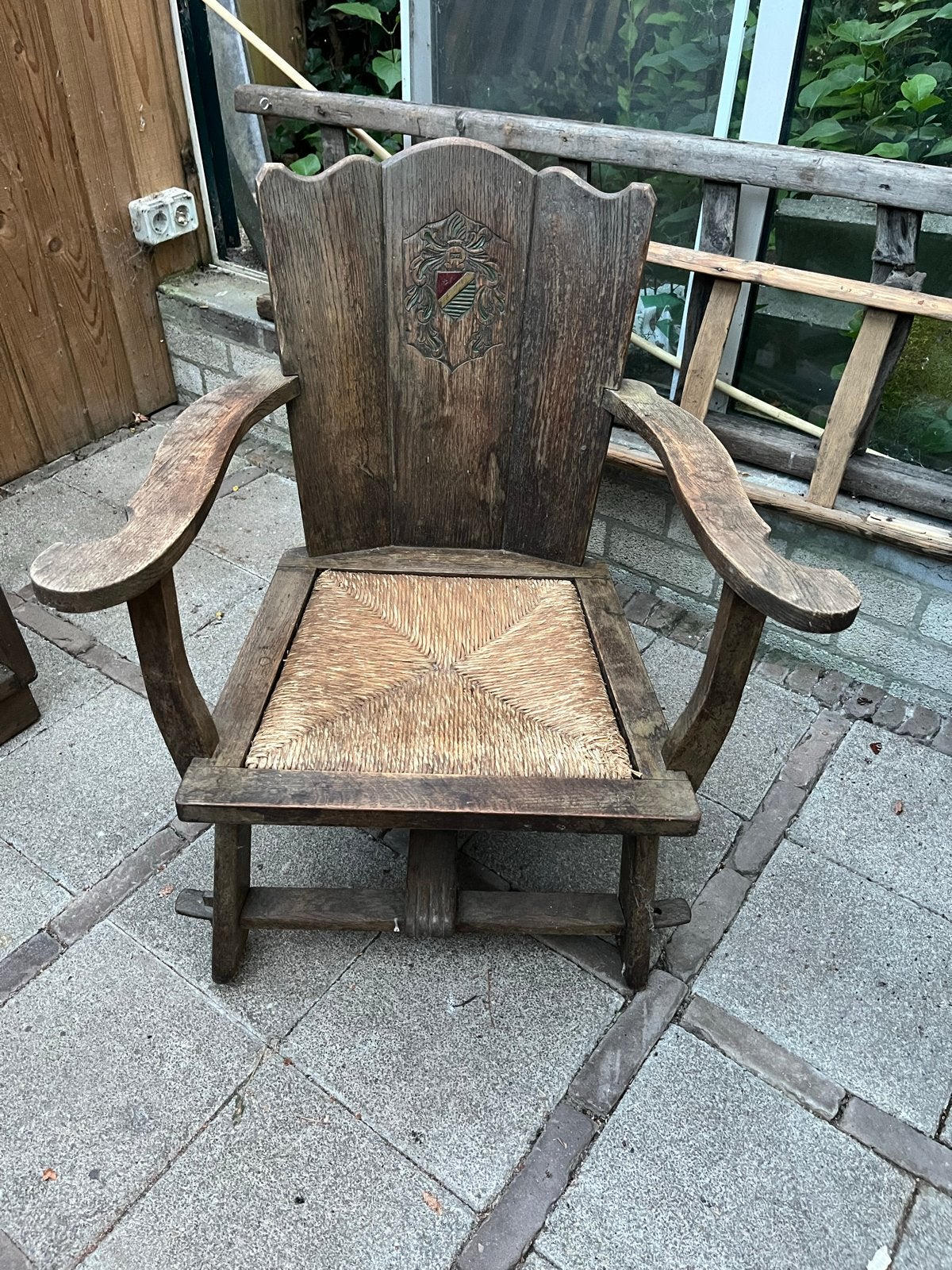 Antieke houten stoel met rieten zitting en wapenschild, Ophalen