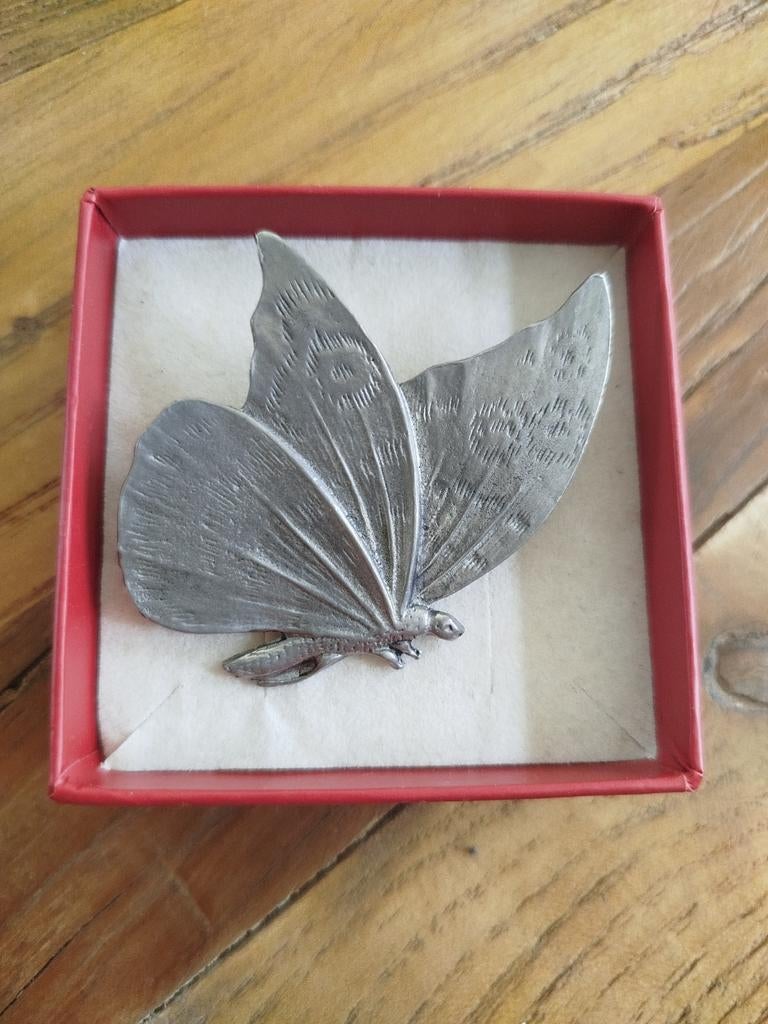 Tinnen broche vlinder van Tingieterij De Tinnen Roos, Overige materialen, 4 tot 7 cm, Gebruikt, Overige kleuren