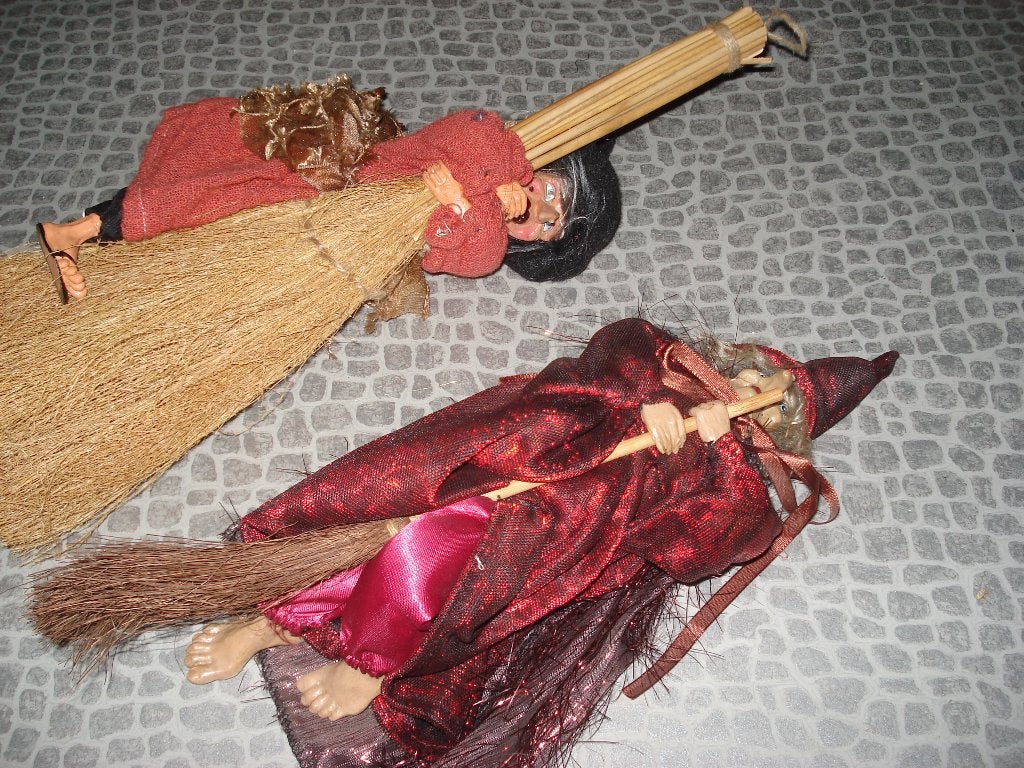 Halloween  Heksen op bezem  2 stuks  36 / 40 Cm  Lang, Hobby en Vrije tijd, Ophalen of Verzenden, Zo goed als nieuw, Feestartikel