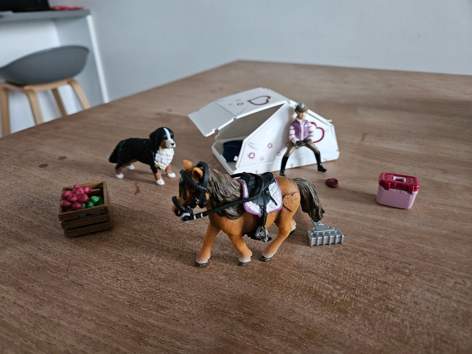 Schleich paardenset met beschadigd zadel, nog bruikbaar, Kinderen en Baby's, Speelgoed | Overig, Ophalen of Verzenden, Gebruikt