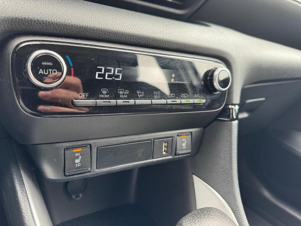 Toyota YARIS 1.5 Hybrid Stoelverwarming Camera Carplay ACC L, Gebruikt, 1490 cc, Bedrijf, 93 pk