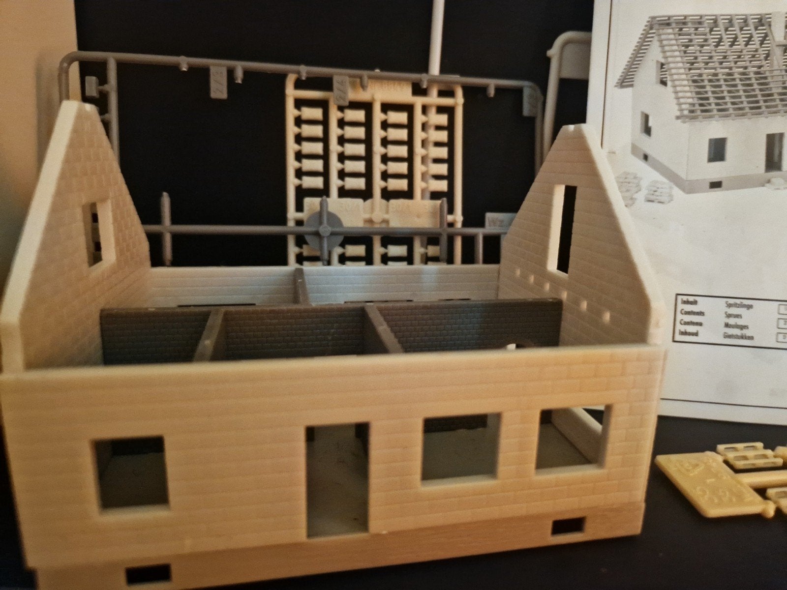 Faller Bungalow in aanbouw - Modelbouw huisje, Hobby en Vrije tijd, Ophalen of Verzenden, Zo goed als nieuw
