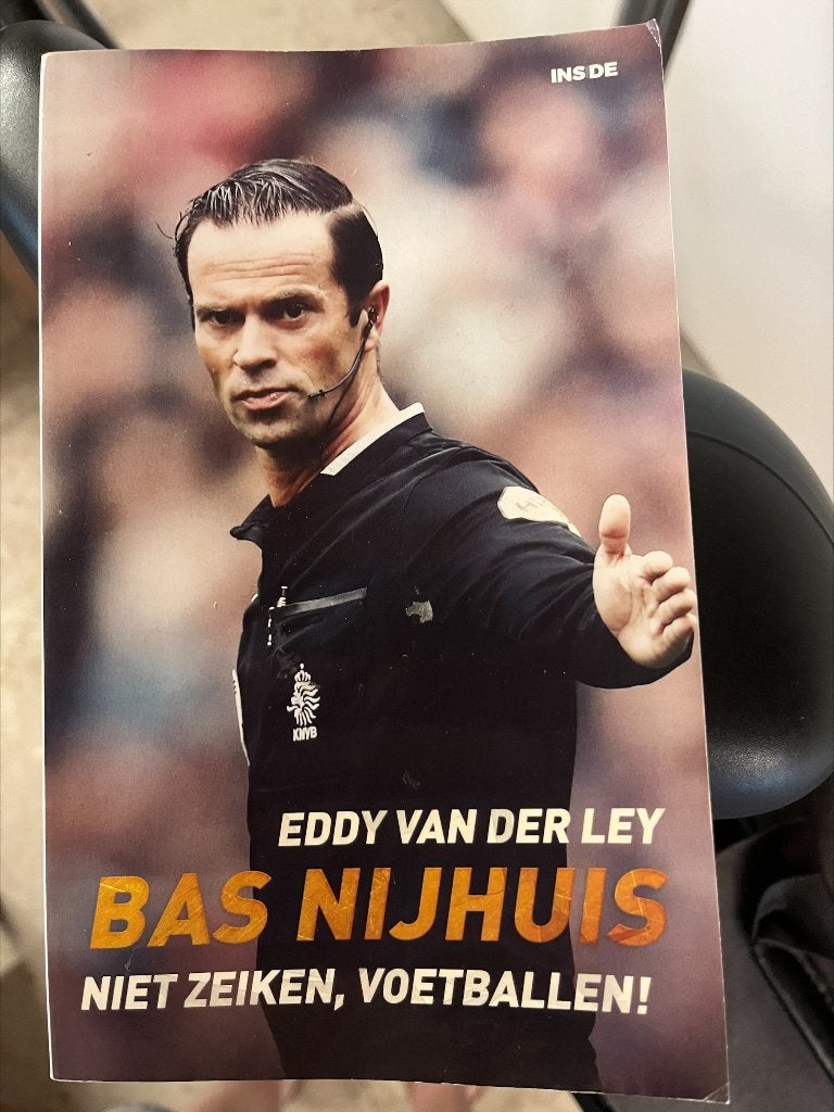 Bas Nijhuis niet zieken voetballen, Ophalen of Verzenden, Zo goed als nieuw, Sport, Hobby en Vrije tijd