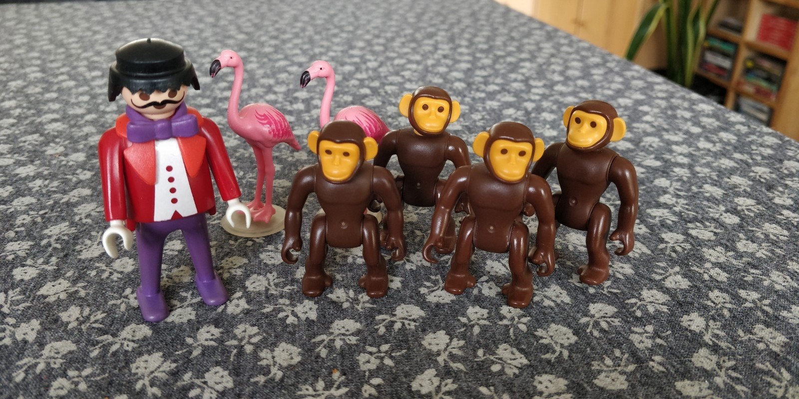 Te koop 4 apen, 2 flamingo's en verzorger van Playmobil, Ophalen, Zo goed als nieuw