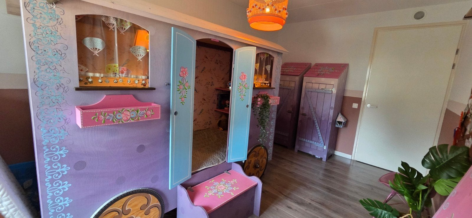 Kids Factory Pipowagenbed en Kledingkasten - Handgeschilderd, Ophalen, Kast, 50 tot 70 cm, 105 cm of meer
