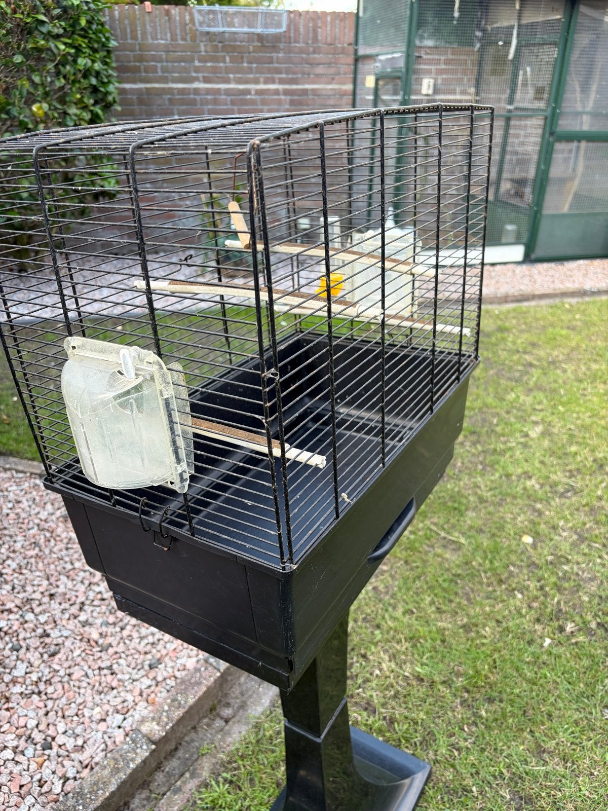 Een mooie vogelkooi met standaard, Dieren en Toebehoren, Vogels | Hokken en Kooien, Ophalen of Verzenden, Zo goed als nieuw, Metaal