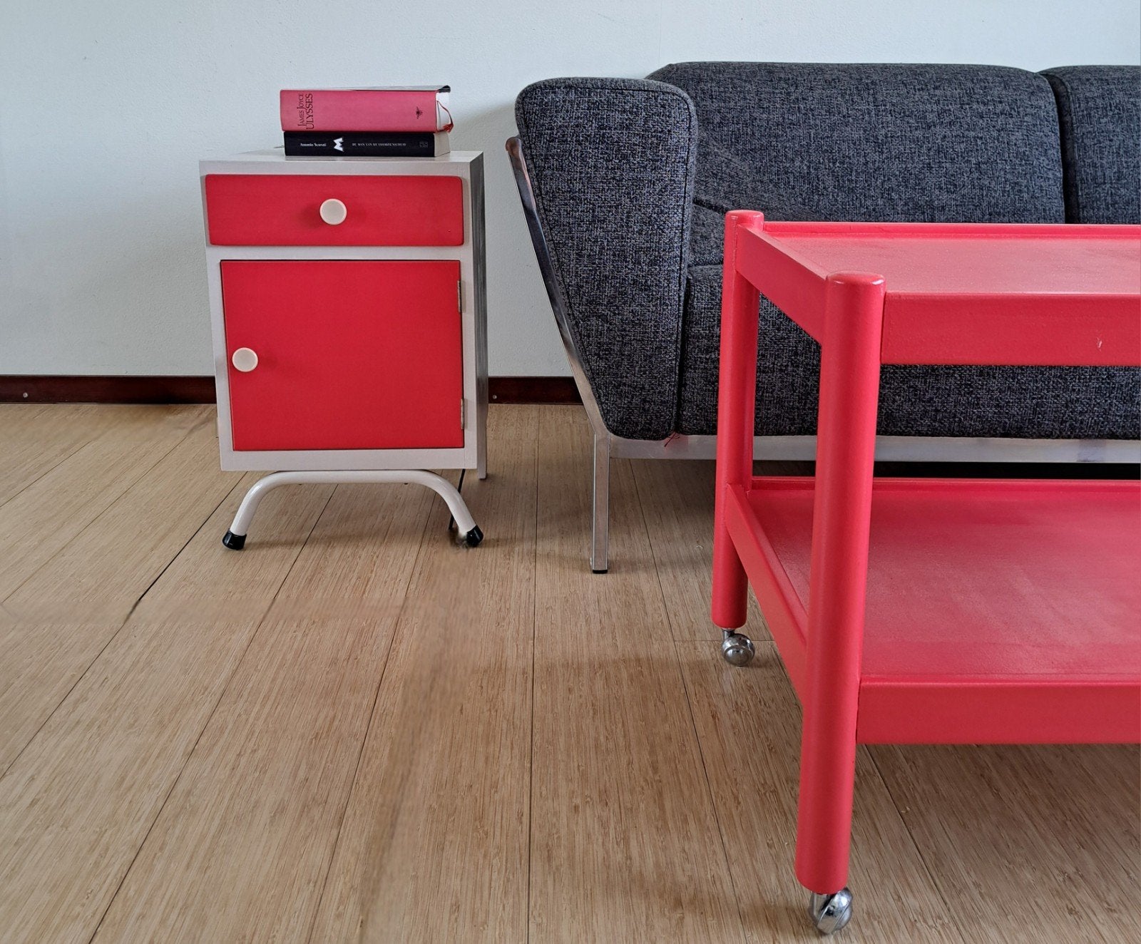 gerenoveerd opkappen oud retro nachtkastje klein rood salon, Huis en Inrichting, Kasten | Overige, Ophalen