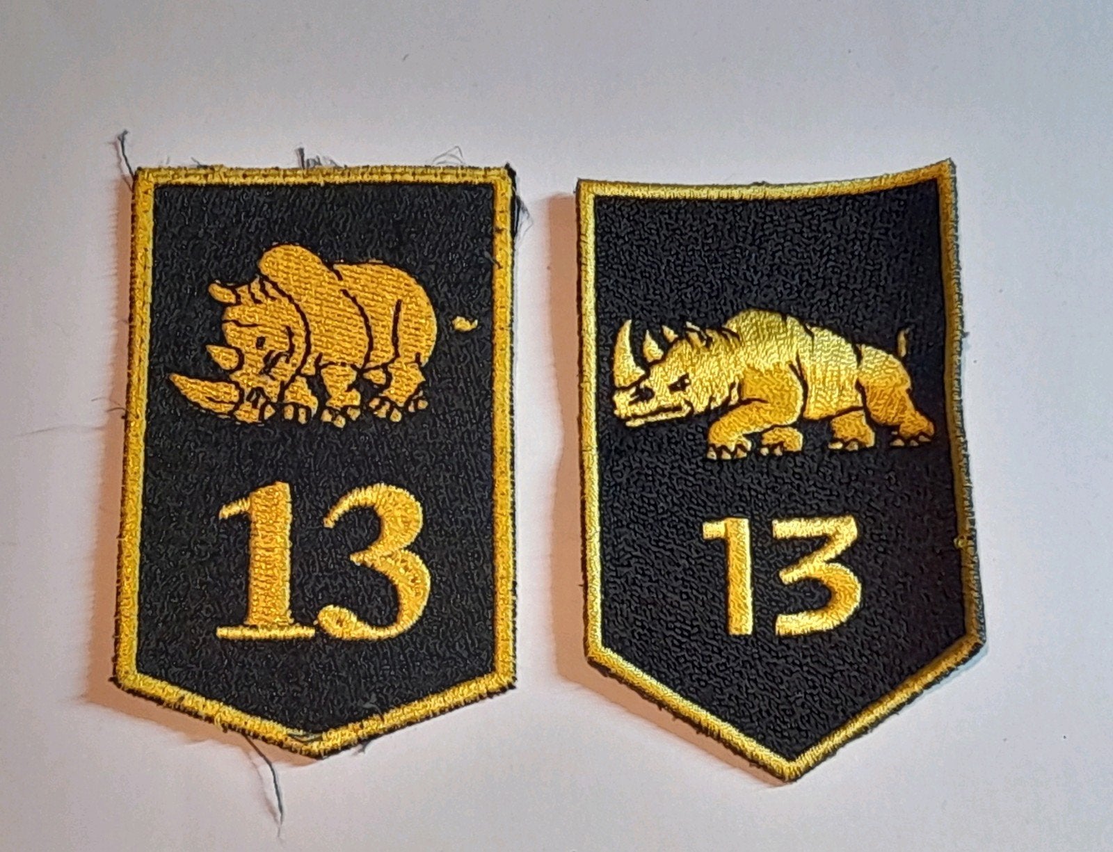 1e en 2e model DT2000 mouwembleem 13 lichte brigade, Ophalen of Verzenden, Landmacht, Nederland, Embleem of Badge