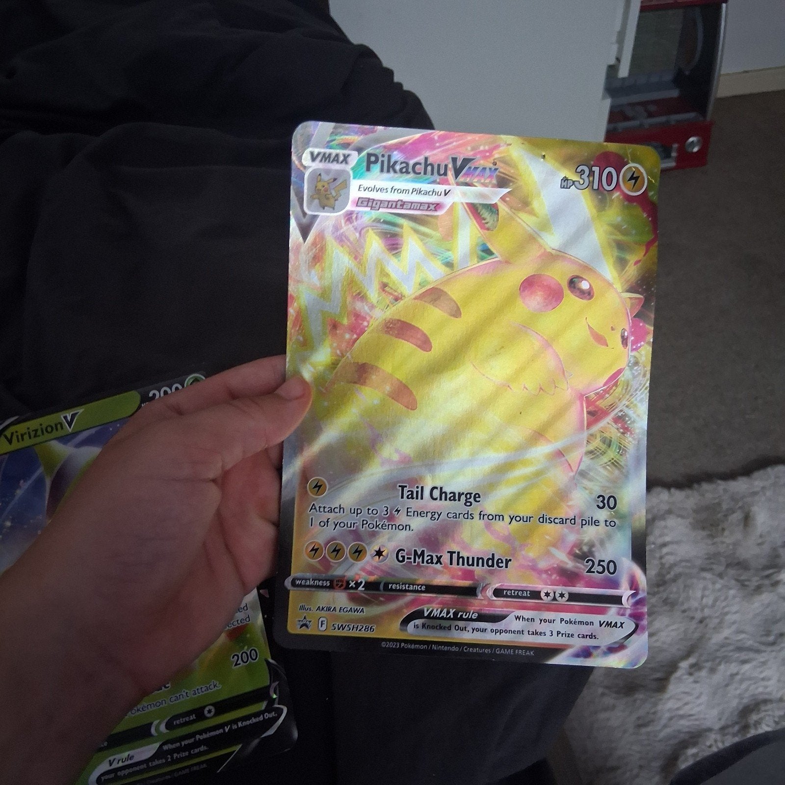 Twee Mega Pokémon Kaarten: Pikachu VMAX en Virizion V, Ophalen