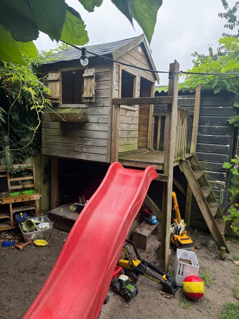 GRATIS Houten speelhuisje met glijbaan en zandbak, Kinderen en Baby's, Speelgoed | Buiten | Speelhuisjes, Ophalen, Gebruikt, Hout