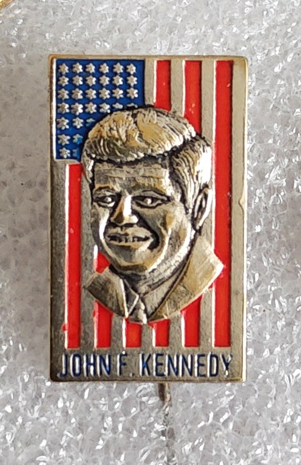 Speldje John F. Kennedy - Amerikaanse Vlag, Verzamelen, Ophalen of Verzenden, Gebruikt, Overige onderwerpen, Speldje of Pin