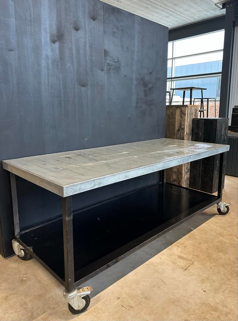 Zinken industriële tafel op wielen, Gebruikt, Rechthoekig, 50 tot 100 cm, Ophalen of Verzenden