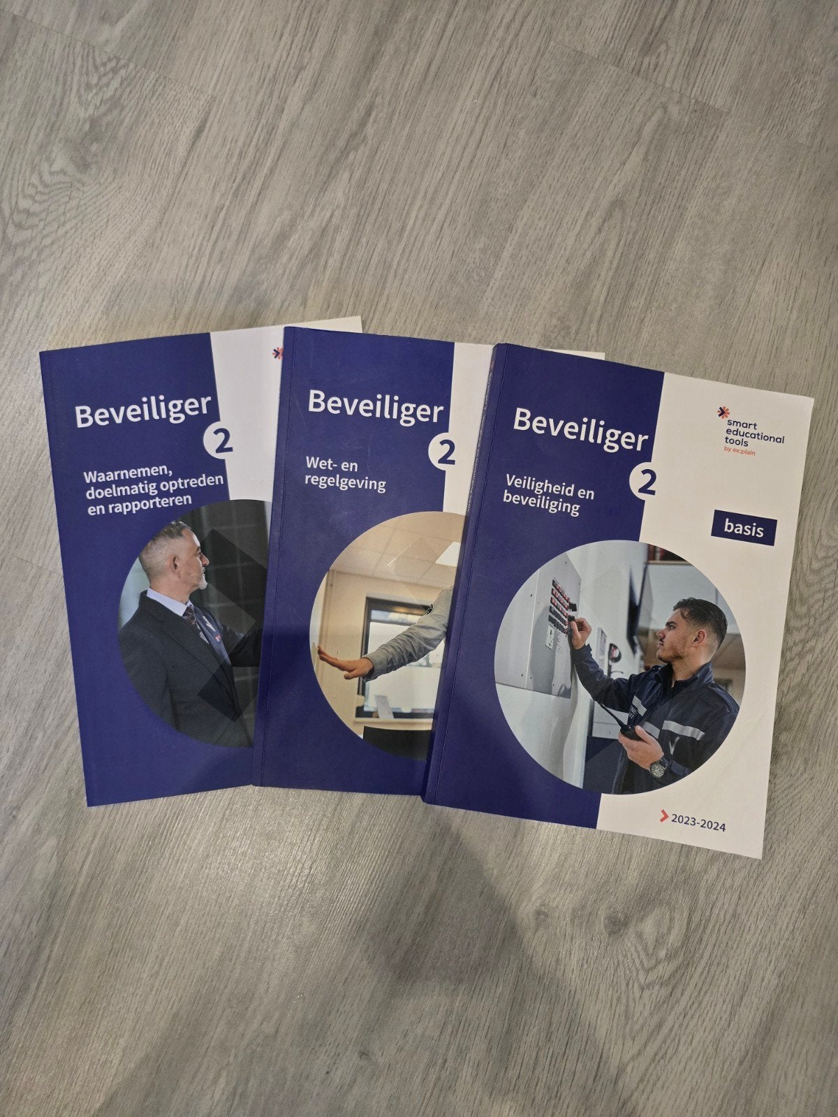 Beveiliger 2 boeken (3-delige set) 2023-2024, Boeken, Ophalen of Verzenden, Zo goed als nieuw, MBO