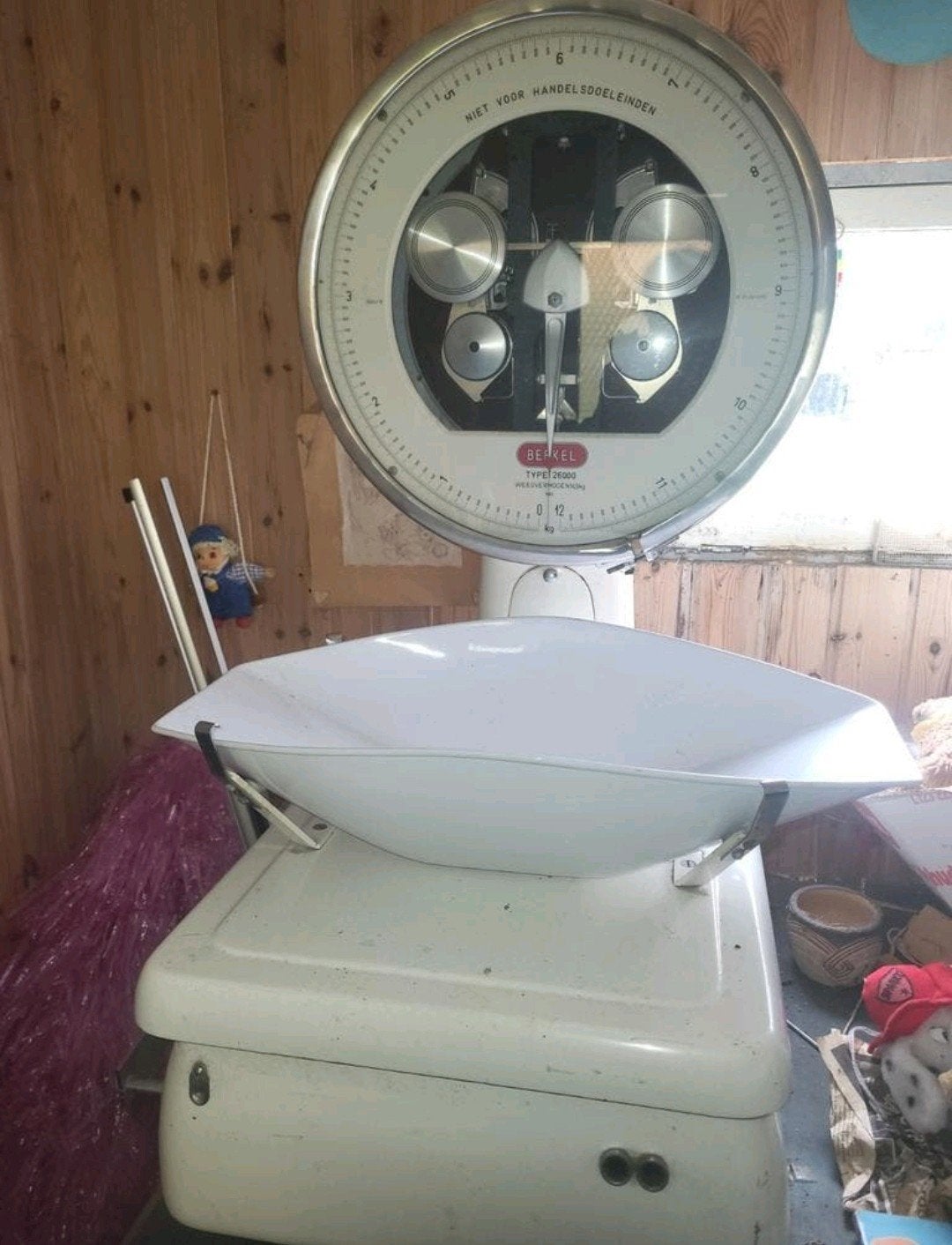 Grote geëmailleerde Berkel weegschaal type 26000, Ophalen