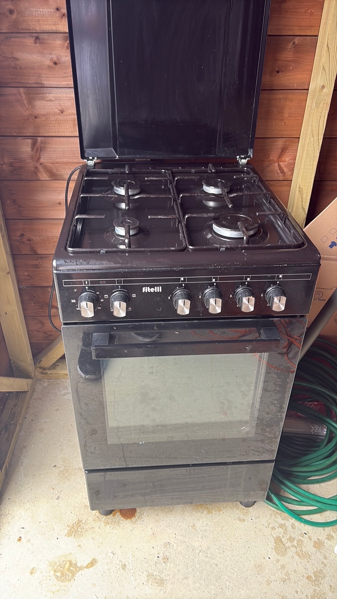 Gas fornuis zwart met oven!, Witgoed en Apparatuur, Ophalen, 4 kookzones, Zo goed als nieuw, Gas