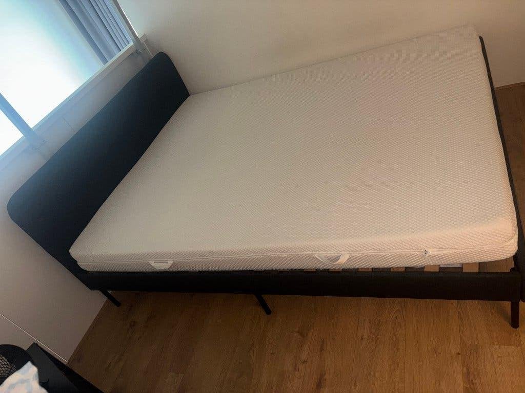 Bed Frame with Matress, Wit, Tweepersoons, Zo goed als nieuw, 200 cm