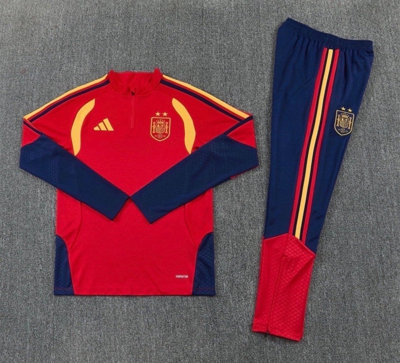Spanje Trainingspak Rood/Blauw - Maat M, Kleding | Heren, Sportkleding, Nieuw, Ophalen of Verzenden, Voetbal, Meerkleurig