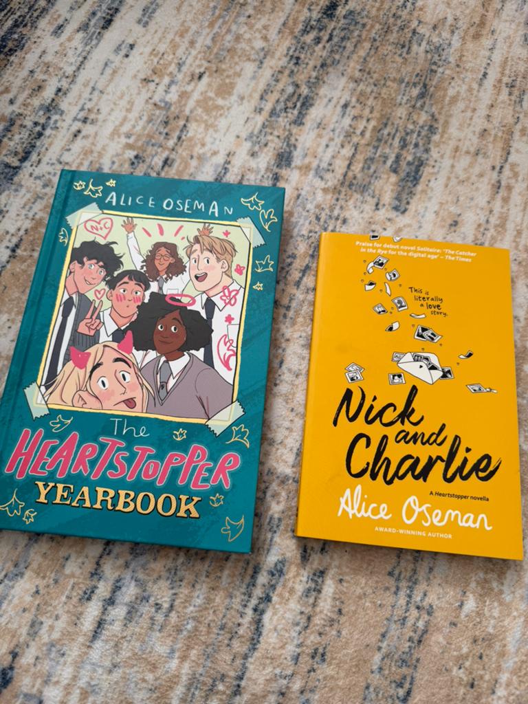 Alice Oseman Bundle Nick & Charlie + Heartstopper Yearbook, Ophalen of Verzenden, Zo goed als nieuw, Amerika